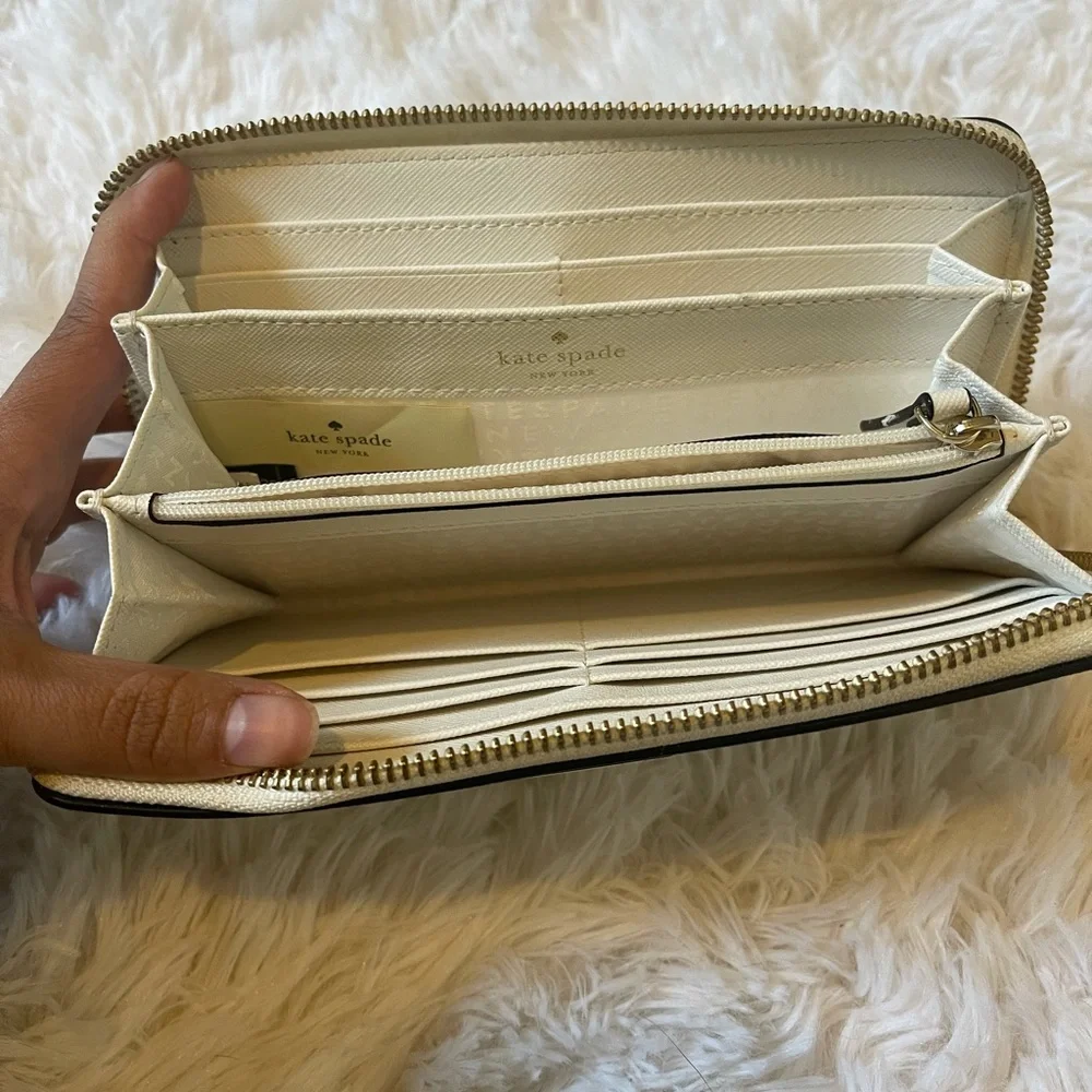 Kate Spade Wallet & Shoulder Bag
Perfect size for all the things 😁 - Picture 7 of 8